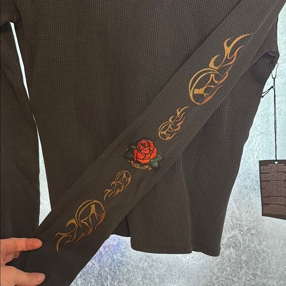 NWT Forever 21 Black Long Sleeve with Floral Patch On Sleeve Size Medium - Picture 4 of 9